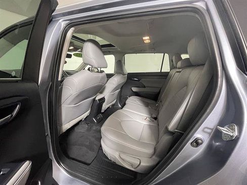 Used 2022 Toyota Highlander XLE AWD/4WD image 11