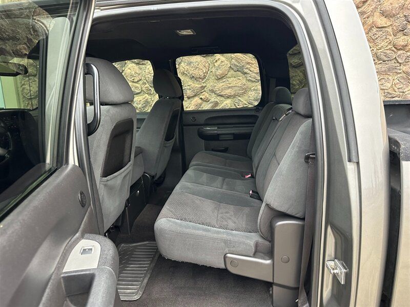 Used 2007 GMC Sierra 2500 SLE w/ Z71 Off-Road Package AWD/4WD image 22