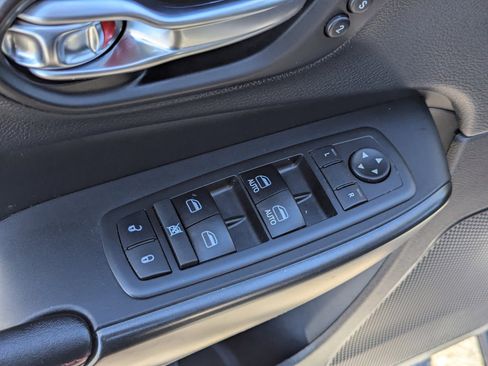 Used 2019 Jeep Cherokee Trailhawk image 28