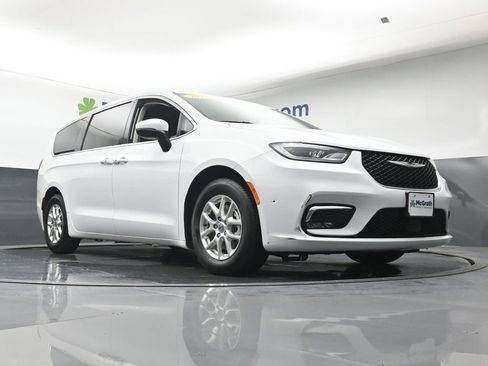 Used 2023 Chrysler Pacifica Touring-L FWD image 30