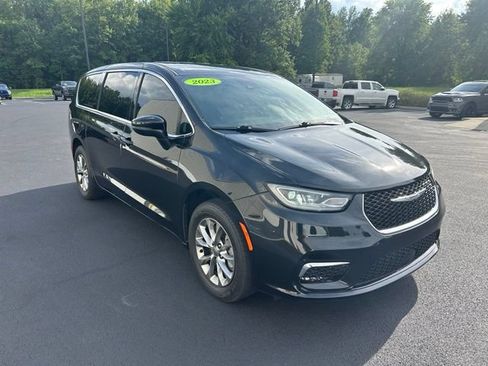 Used 2023 Chrysler Pacifica Touring-L w/ Uconnect Theater Family Group AWD/4WD image 17