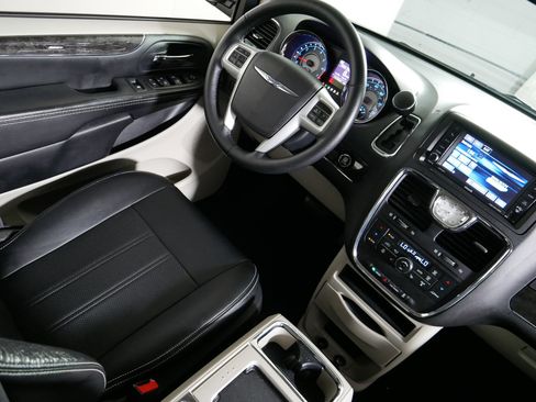 Used 2015 Chrysler Town & Country Touring w/ Driver Convenience Group FWD image 9