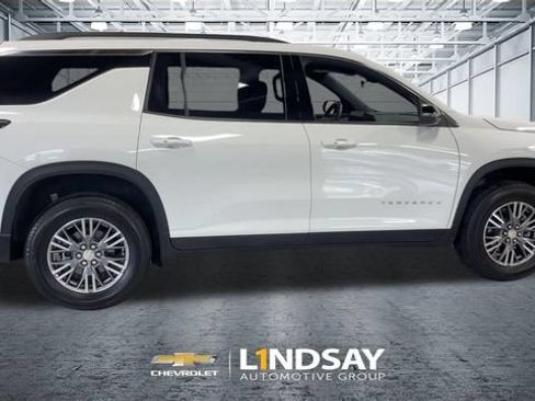 Used 2025 Chevrolet Traverse LT AWD/4WD image 2