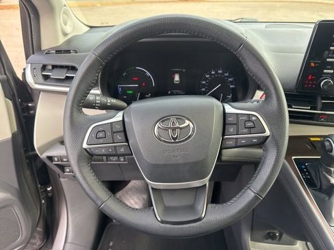 Used 2022 Toyota Sienna XLE image 26