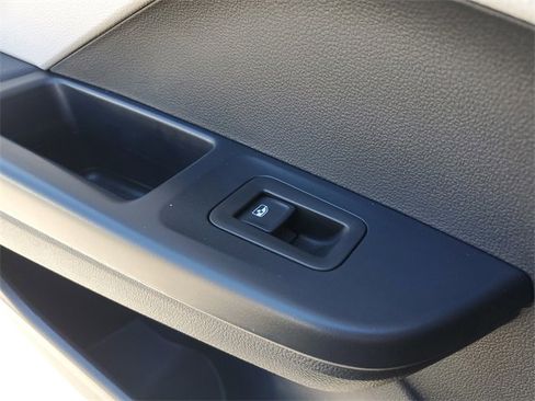 Used 2025 Volkswagen Taos SE w/ Panoramic Sunroof Package image 14