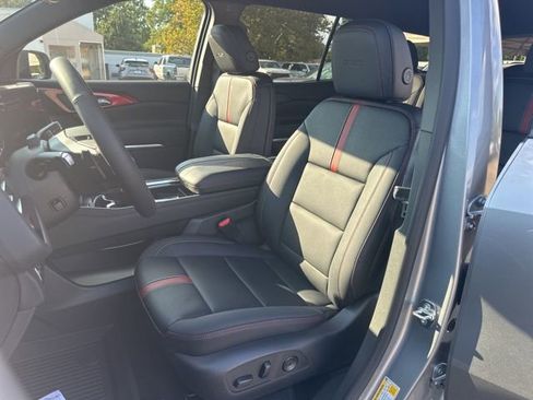 New 2026 Chevrolet Traverse RS w/ LPO, Floor Liner Package image 9