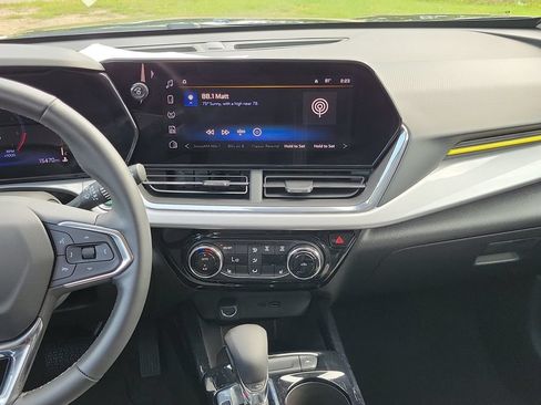 Used 2025 Chevrolet Trax LT w/ LT Convenience Package FWD image 31