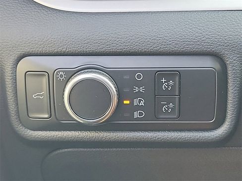 Used 2023 Ford Explorer XLT image 13