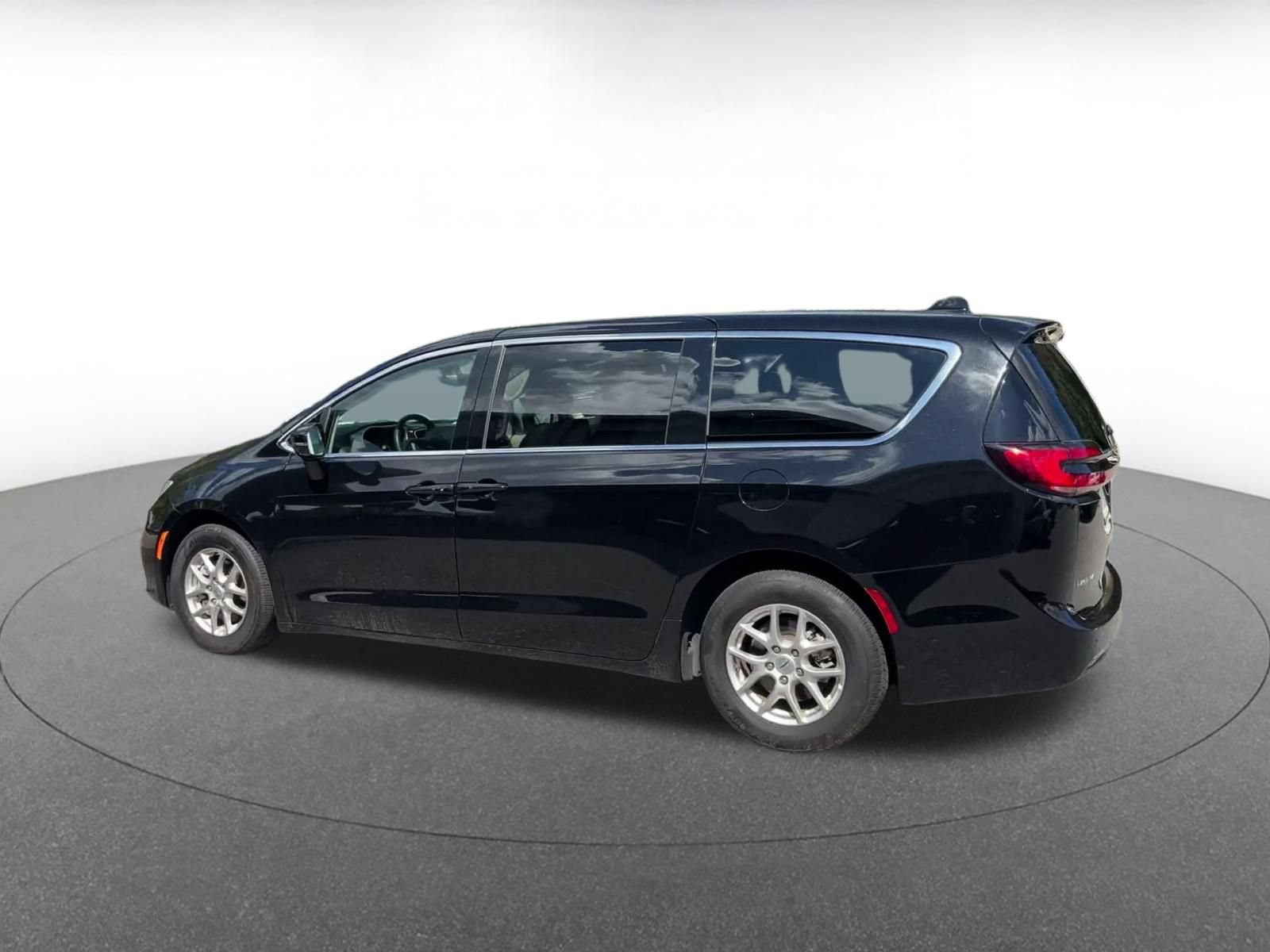 Used 2024 Chrysler Pacifica Touring-L FWD image 8