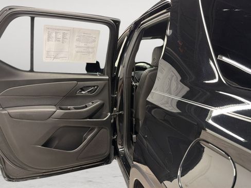 Used 2023 Chevrolet Traverse RS FWD image 36