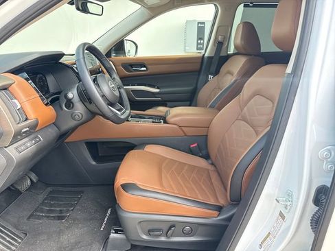 Used 2025 Nissan Pathfinder Platinum AWD/4WD image 9