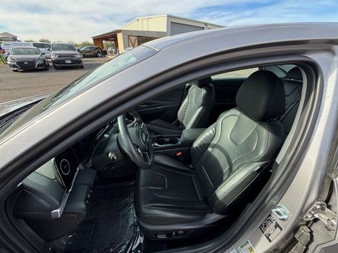 Used 2025 Hyundai Elantra Limited image 37