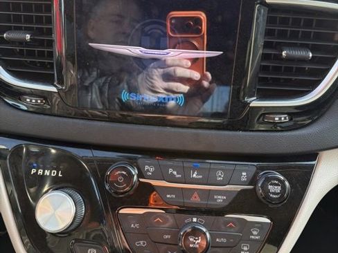 Used 2019 Chrysler Pacifica Touring-L Plus w/ Advanced Safetytec Group image 3