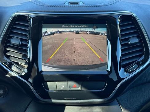 Used 2019 Jeep Cherokee Limited image 4