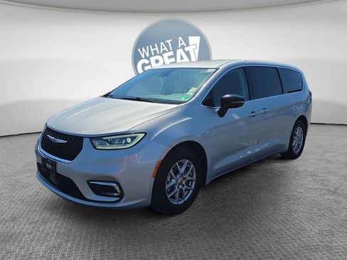 Used 2024 Chrysler Pacifica Touring-L FWD image 8