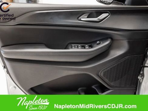 Used 2025 Jeep Grand Cherokee Altitude image 7