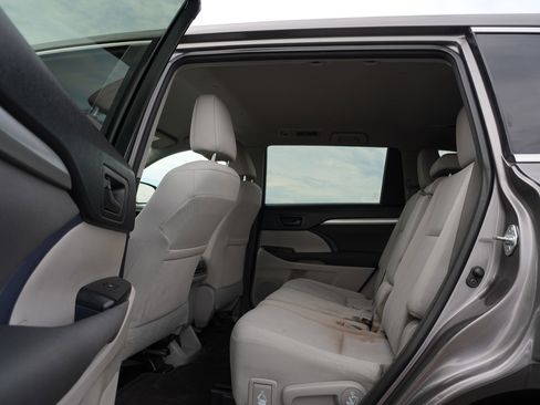 Used 2017 Toyota Highlander LE w/ Carpet Mat Package AWD/4WD image 18