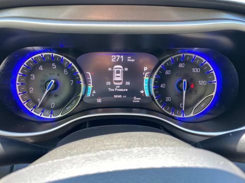 Used 2024 Chrysler Pacifica Touring-L FWD image 17