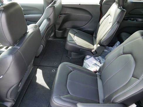 New 2026 Chrysler Pacifica Select image 12