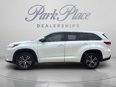 Used 2017 Toyota Highlander LE FWD image 2