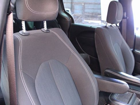 Used 2022 Chrysler Pacifica Touring image 11