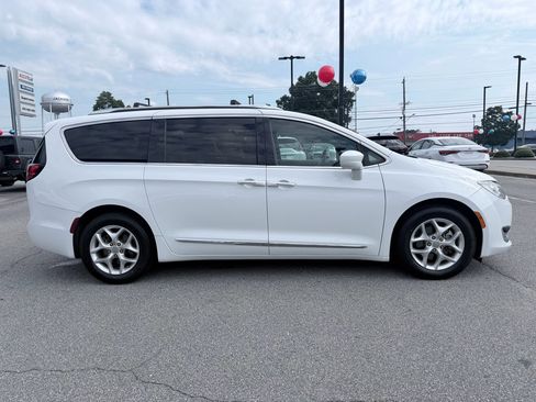 Used 2020 Chrysler Pacifica Touring-L FWD image 4