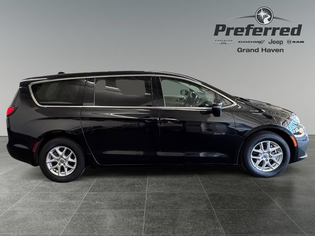 Used 2023 Chrysler Pacifica Touring-L FWD image 9