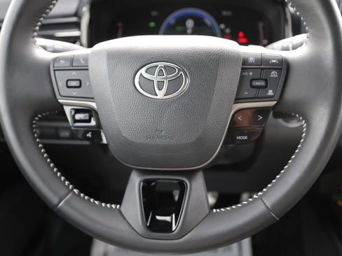 Used 2025 Toyota Camry SE FWD image 18