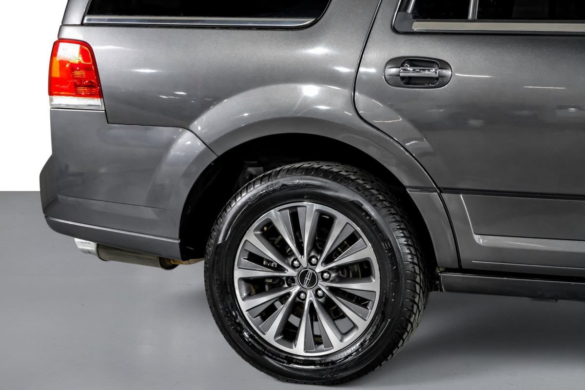 Used 2016 Lincoln Navigator Select RWD image 6