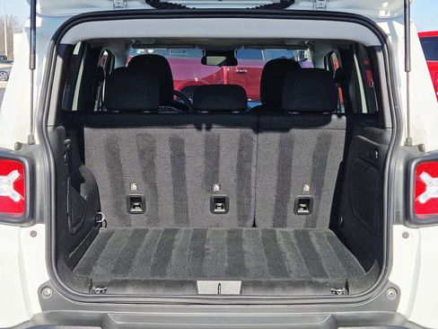 Used 2023 Jeep Renegade Latitude w/ Sun & Fun Group image 15