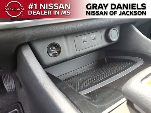 Used 2024 Nissan Rogue S FWD image 18
