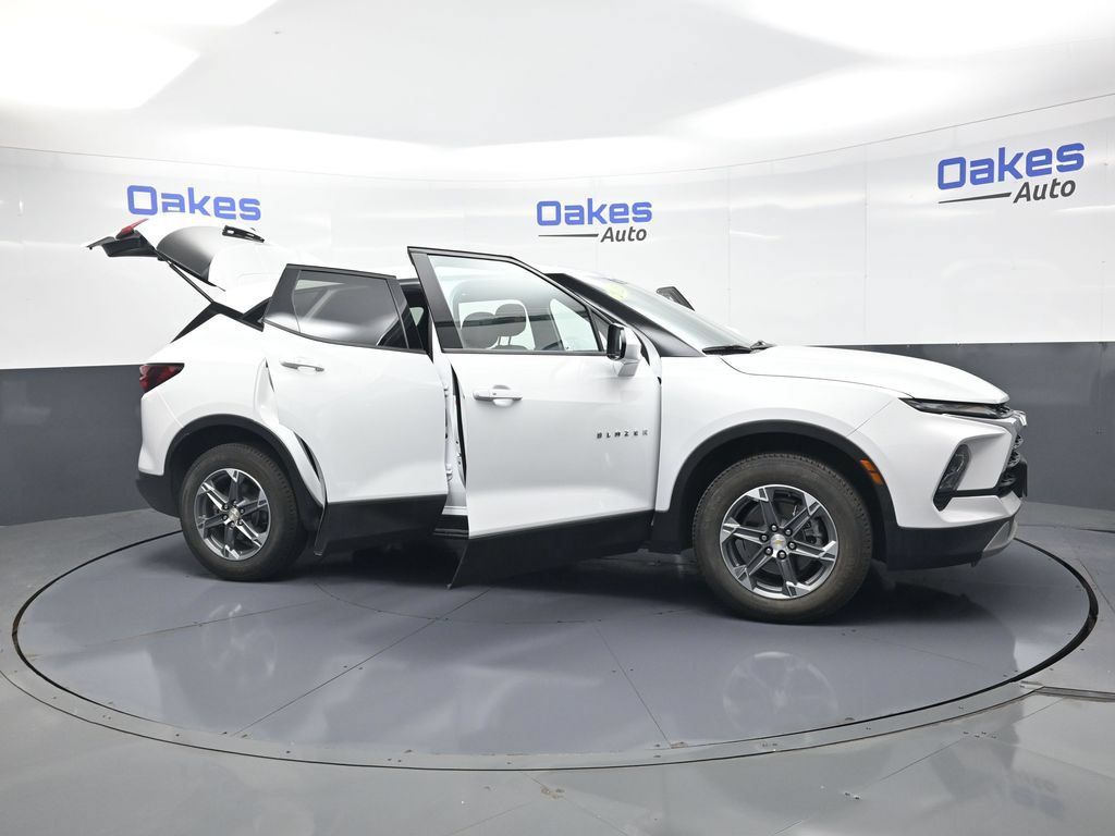 Used 2025 Chevrolet Blazer LT AWD/4WD image 54