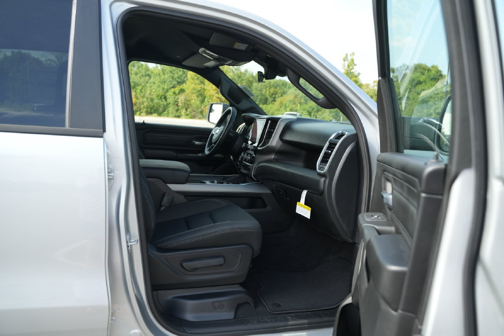 New 2026 RAM 1500 Express AWD/4WD image 16
