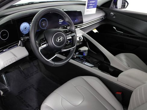 Used 2025 Hyundai Elantra Limited image 17