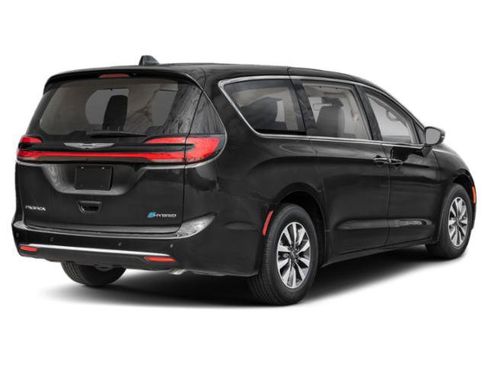 Used 2024 Chrysler Pacifica Limited FWD image 2