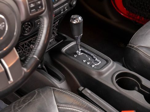 Used 2018 Jeep Wrangler Unlimited Sahara image 11