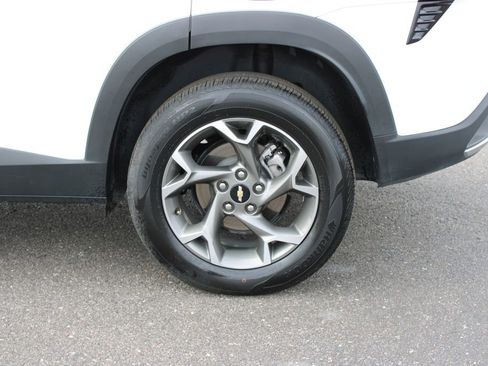 Used 2025 Chevrolet Trax LT w/ LT Convenience Package image 16