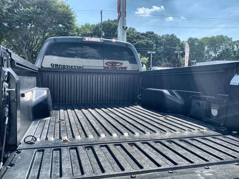 Used 2019 Toyota Tacoma TRD Sport AWD/4WD image 38