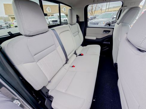 Used 2025 Nissan Frontier SV w/ SV Convenience Package RWD image 28