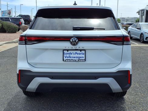 New 2026 Volkswagen Tiguan SE FWD image 3