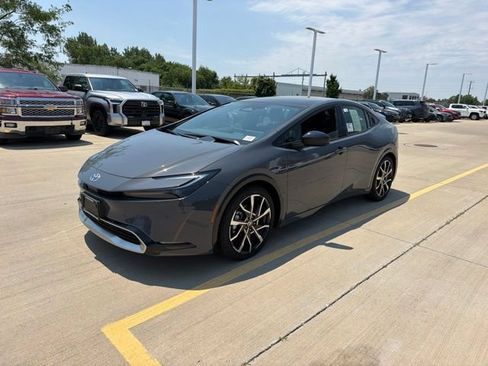 Used 2026 Toyota Prius Plug-In Hybrid FWD image 3