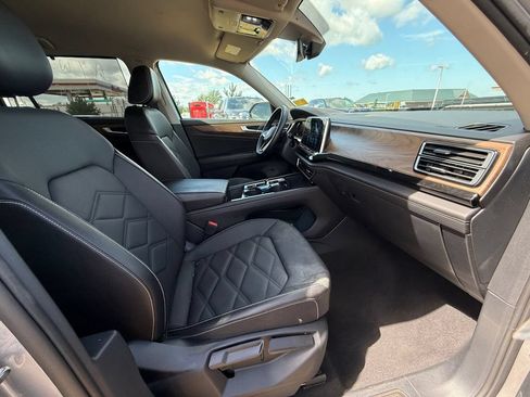Used 2025 Volkswagen Atlas SE AWD/4WD image 42