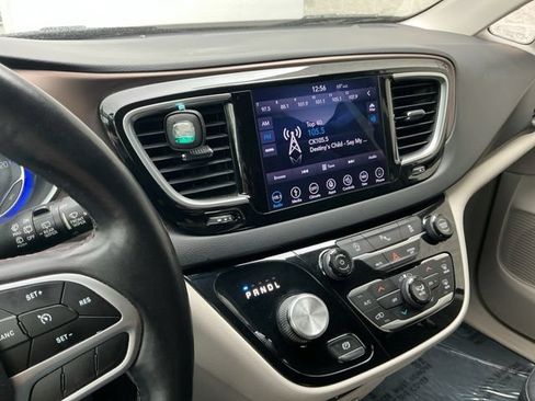 Used 2018 Chrysler Pacifica Touring-L Plus FWD image 25