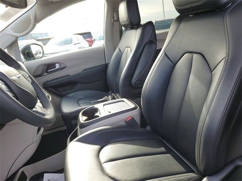 Used 2024 Chrysler Pacifica Select image 27