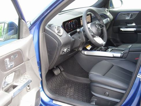 Used 2025 Mercedes-Benz GLB 250 4MATIC image 9