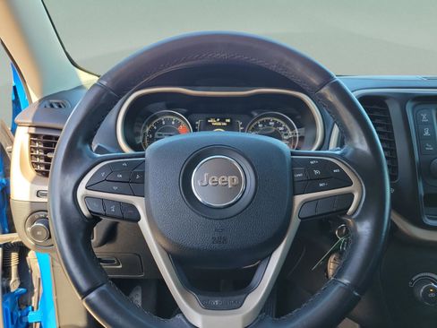 Used 2018 Jeep Cherokee Latitude w/ Altitude Package image 11