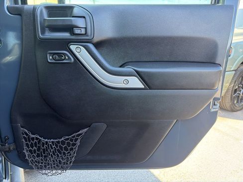 Used 2016 Jeep Wrangler Unlimited Rubicon w/ Connectivity Group image 24