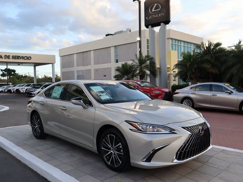 Used 2025 Lexus ES 350 w/ Premium Package image 3