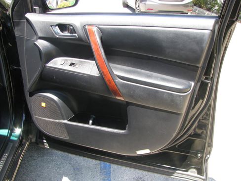 Used 2011 Toyota Highlander Limited w/ Tow Pkg FWD image 12