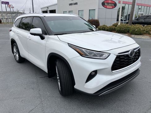 Used 2024 Toyota Highlander Platinum image 7